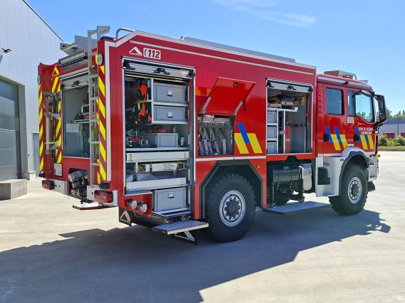 Camion-citerne feu forêt