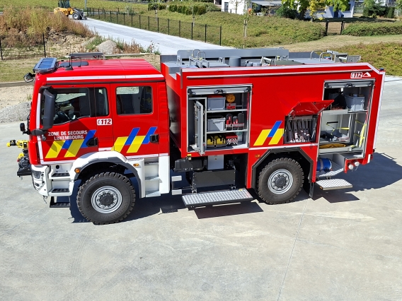 Camion-citerne feu forêt