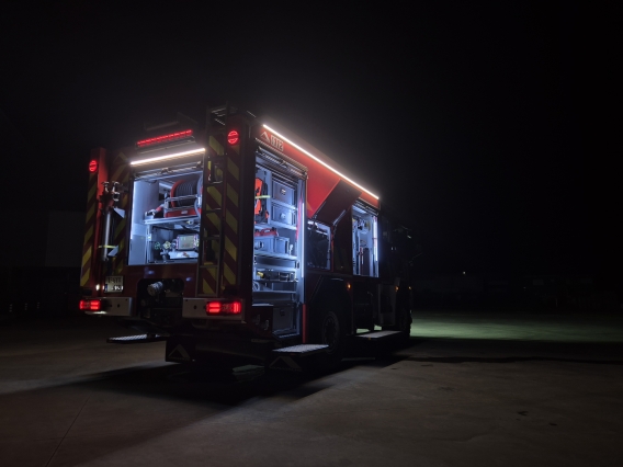 Camion-citerne feu forêt